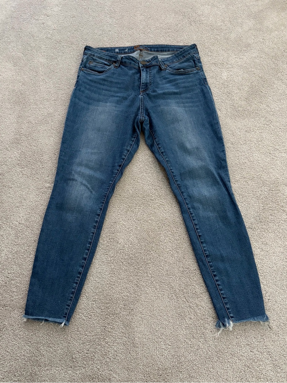 Kut from the Kloth Dark Blue Cropped Skinny Jeans w raw hem, 14.